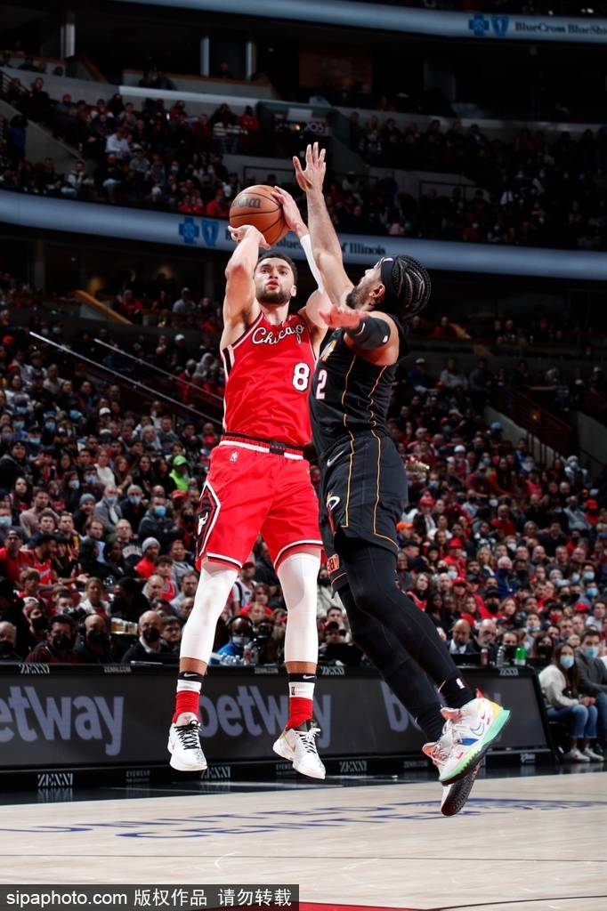 包含TES险胜FLY，ShowMaker极限生还后反打宿命之战小组赛，点燃全场激情的词条