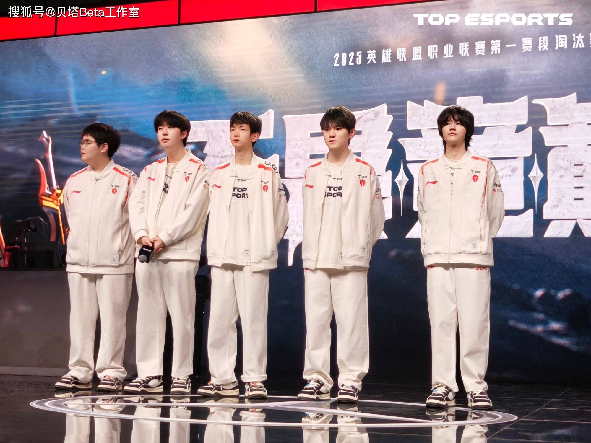 包含TES险胜FLY，ShowMaker极限生还后反打宿命之战小组赛，点燃全场激情的词条