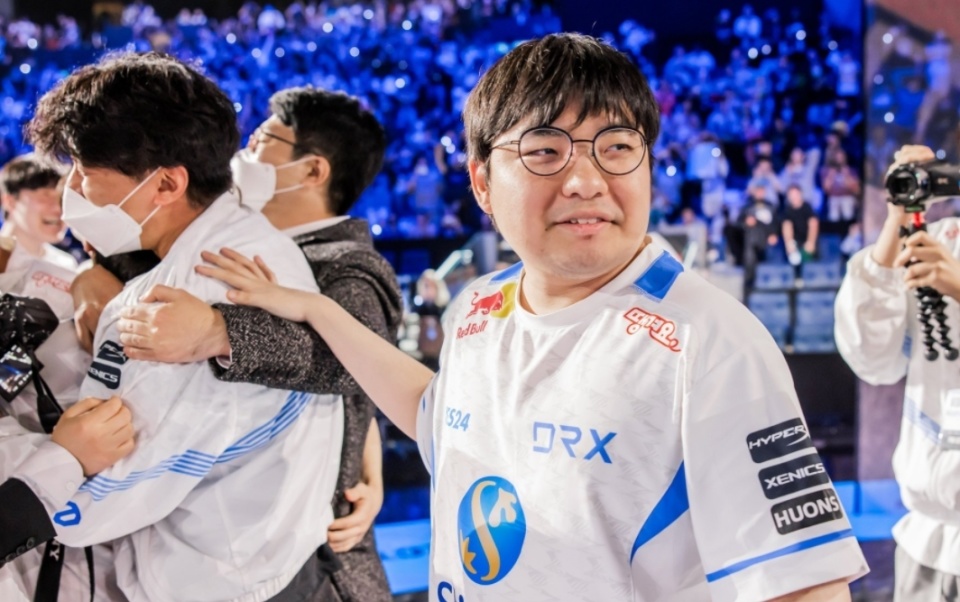 SHR翻盘KT，Deft操刀奇招英雄翻盘峡谷大战成都决赛之夜，点燃全场激情