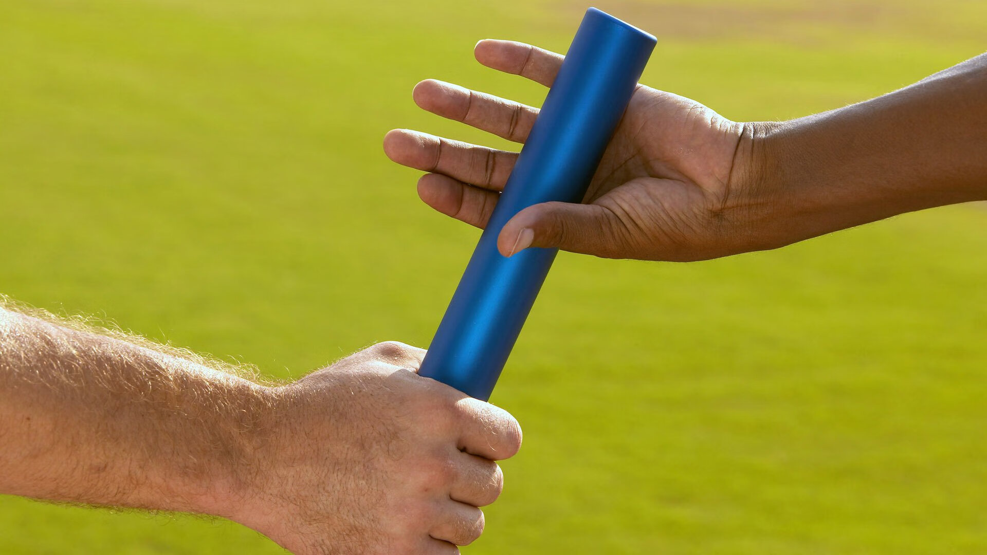 夜刃出鞘，沉默领袖如何将万钧压力淬炼成致命一击？