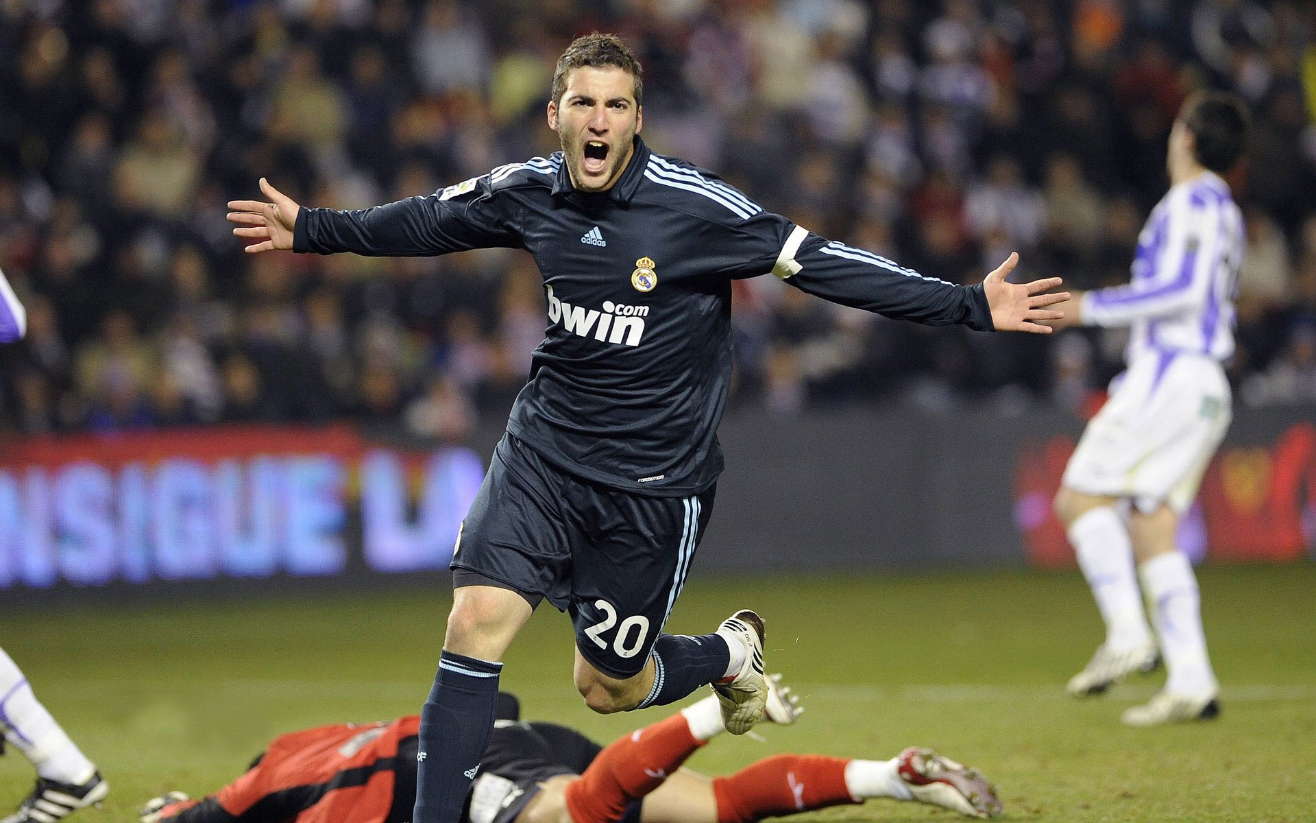 王权与铁壁，当本泽马执掌乾坤，拉齐奥锁死红军命脉—现代足球的两种主宰方式